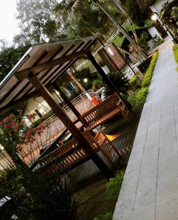 Colonial 4*